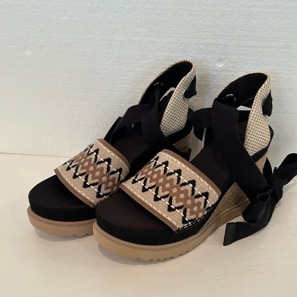 UGG Shoes - New UGG Women's Abbot Ankle Wrap, sz 8.5